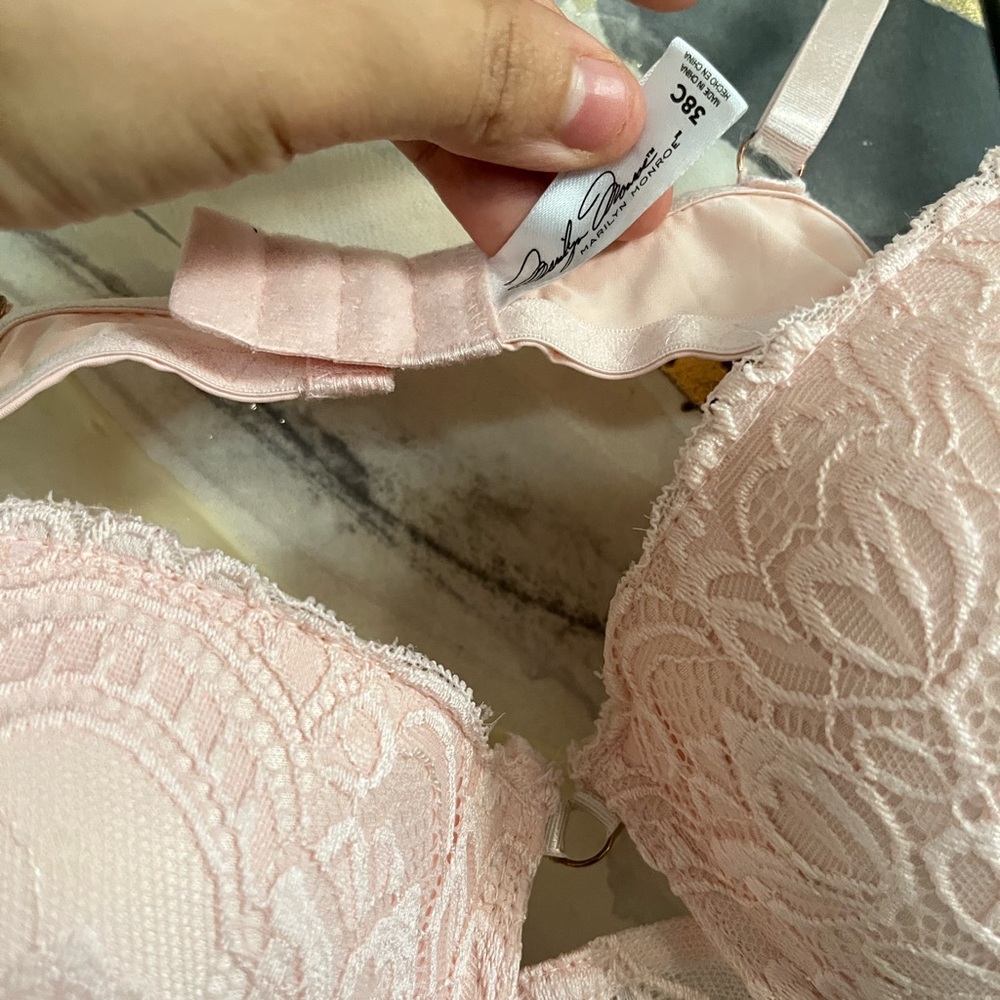 Elegant Lace Push-Up Bra in Soft Pink - Picture 2 of 6